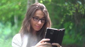 mujer joven con un smartphone video