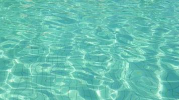 surface de l'eau de piscine video
