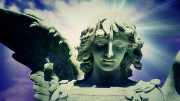 a estátua de um anjo em nuvens azuis com lapso de tempo video