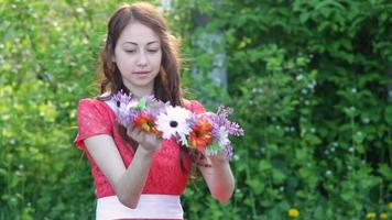 jonge vrouw met een krans van bloemen video
