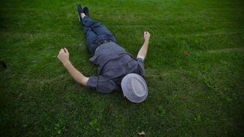 homem deitado na grama