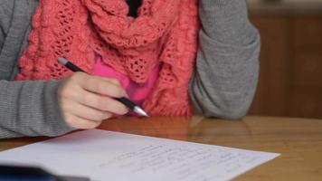 mujer joven, escritura, en, un, hoja de papel video