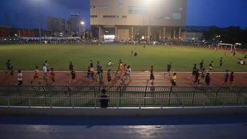 mensen rennen op een atletiekbaan video