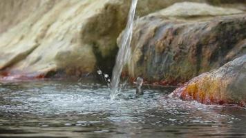 water dat uit een Japanse warmwaterbron stroomt video