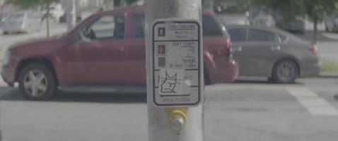 een bord om de straat over te steken video