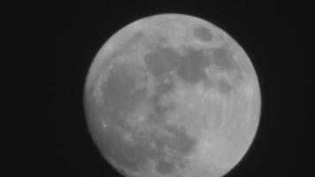 la grande luna si muove nel cielo notturno video