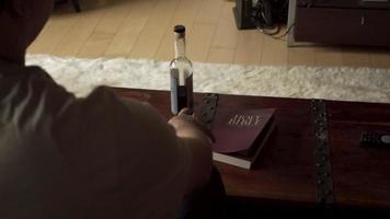 Der Mensch wählt Alkohol gegenüber Bibel und Religion video