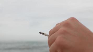 hombre mano sosteniendo un cigarrillo video
