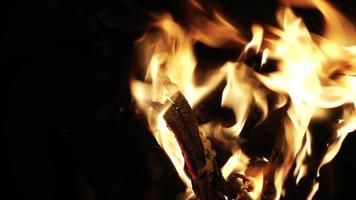 gelbe Flammen aus Holz video