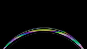 arco completo de uma bolha de sabão em um fundo escuro video