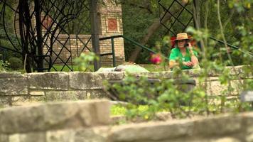 trabajador en el jardín video