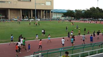 gente corriendo en una pista de atletismo video