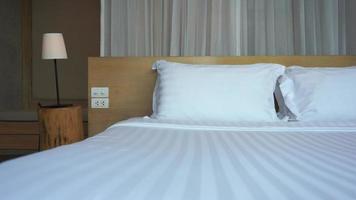 oreillers sur un lit d'hôtel