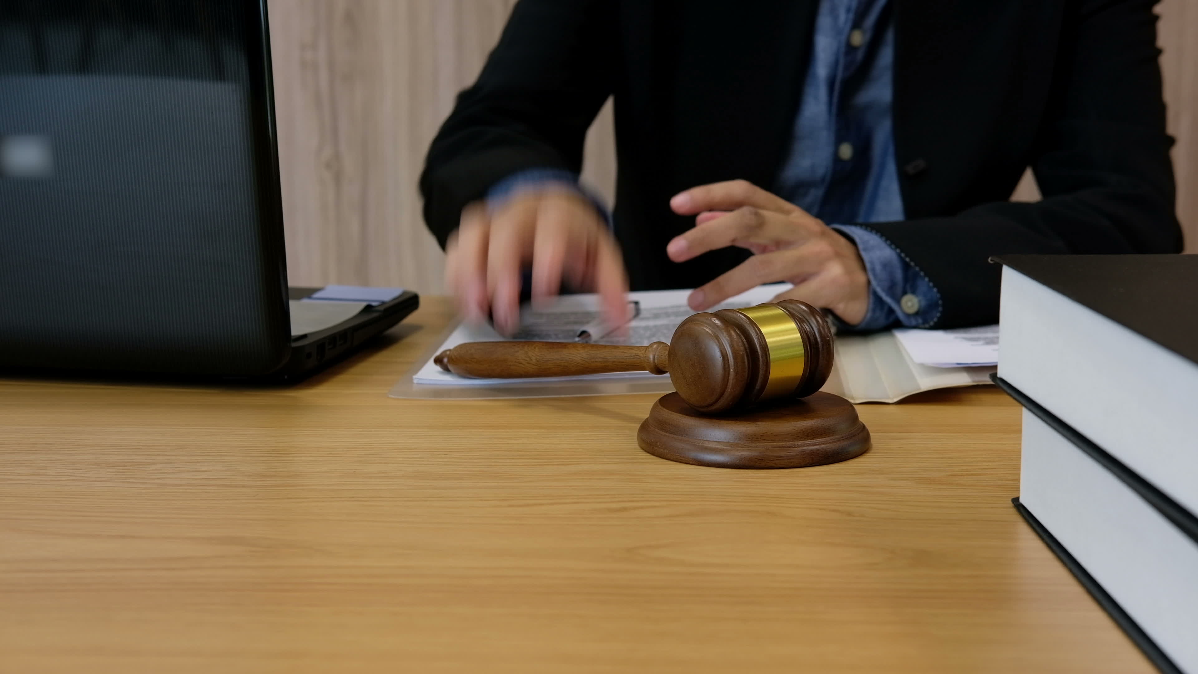 Judge giving verdict hitting gavel 1807345 Stock Video at Vecteezy