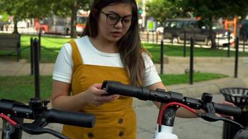 femme asiatique utilise une application pour scooter électrique video