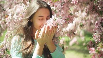 mujer oliendo flores video