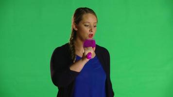 blonde Frau singt in einen Haarbürstenmikrofon-Studioclip video