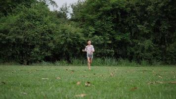 rallentatore, bambina felice che corre e sorridente nel parco video