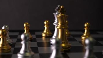 movimiento de piezas de ajedrez sobre la mesa video