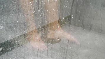 close up de pernas e pés no chuveiro video