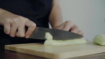 chef-kok vrouw komkommer hakken op snijplank. video