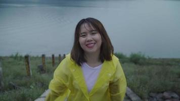 junge asiatische Frau, die den Regen genießt video