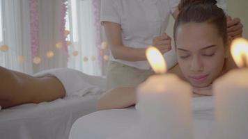 bela jovem recebendo massagem tailandesa