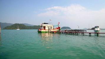 muelle de pesca en el mar de tailandia. video