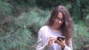 ung kvinna med en smartphone