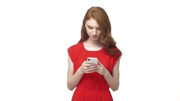 Joven mujer molesta escribiendo mensaje en smartphone video