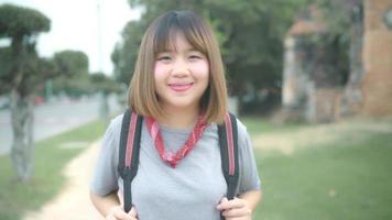 Zeitlupe - asiatische Frau des Reisenden, die glücklich fühlt, zur Kameraurlaubsreise am Ayutthaya zu lächeln. video