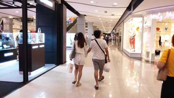 time-lapse di persone che camminano in un centro commerciale video