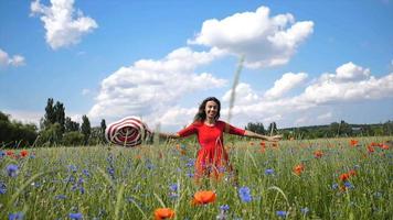 mujer feliz libre en un vestido rojo disfrutando de la naturaleza video