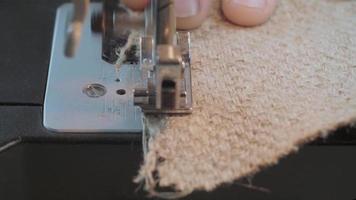 trabalhador costura em uma máquina de costura video