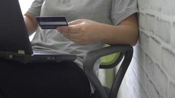 Aziatische vrouw komt op laptopcomputer in een hotelkamer. video