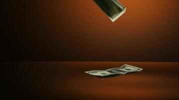 American $ 100 billetes cayendo sobre una superficie reflectante - Money Phantom 005 video