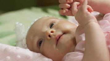 Baby in einem rosa Kleid video