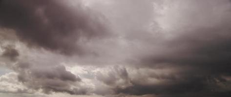 grote grijze wolken bewegen snel naar de camera die zich voorbereiden op de storm in 4 k timelapse video