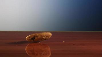 biscotti che cadono e rimbalzano in ultra slow motion (1.500 fps) su una superficie riflettente - cookies phantom 018 video