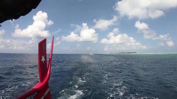 achteraanzicht van de oceaan vanaf een boot video