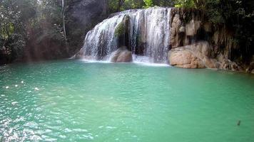 cascada de erawan, parque nacional de erawan en kanchanaburi, tailandia video