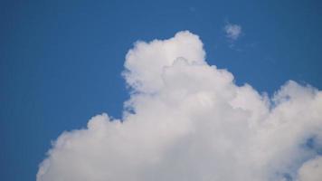 vita moln på en solig sommardag video