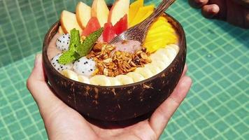 tigela de smoothie vegan com frutas frescas e superalimentos. video