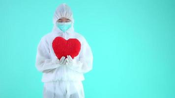 médecin porte un costume en ppe avec oreiller coeur video