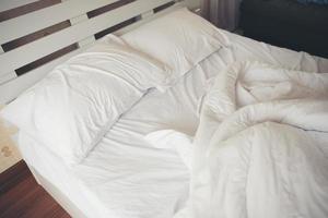 sábanas arrugadas en el dormitorio foto