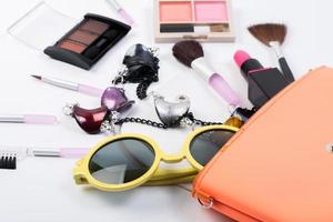 Vista superior de una bolsa de maquillaje con productos de belleza. foto