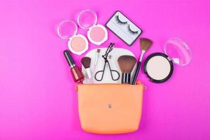 productos cosméticos de belleza sobre fondo rosa