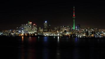 edificios de gran altura durante la noche foto