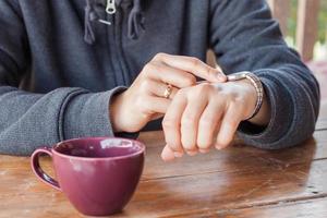 persona que controla la hora en su reloj foto