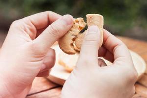 manos de mujer sosteniendo una galleta de anacardo foto